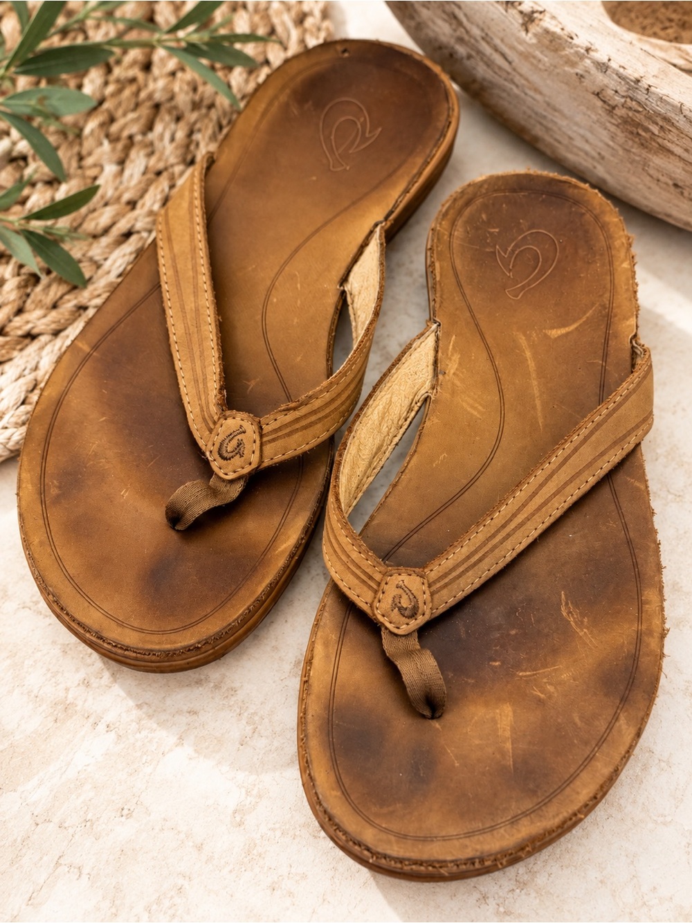 OluKai Aukai Leather Flip Flop Sandals Womens 7 Brown Tan Comfort Beach Coastal